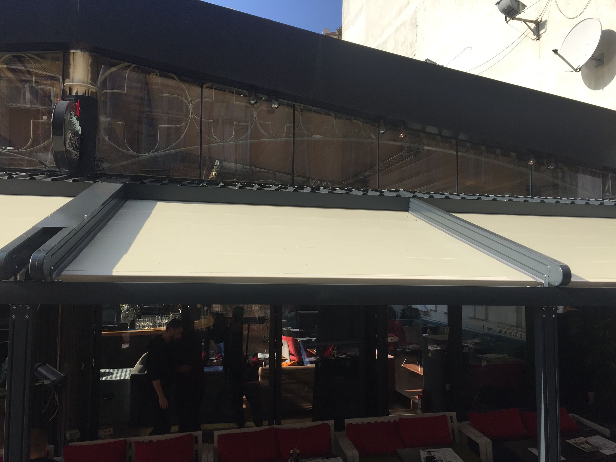 Amenajări terase în Sibiu — Pergole retractabile și sisteme de umbrire
